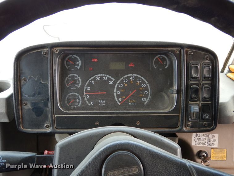 image for item DF4096 2004 Freightliner FS65  school bus