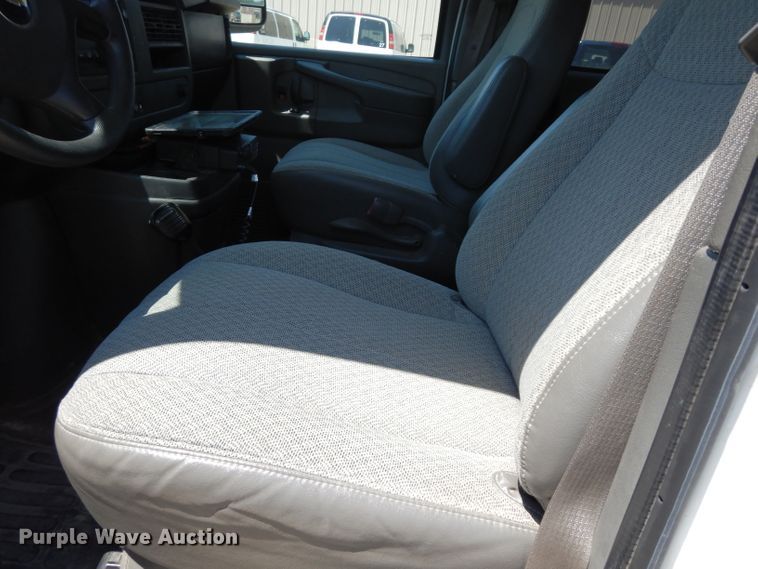 image for item DF4105 2011 Chevrolet Express 1500  van