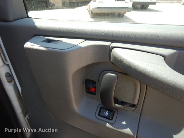 image for item DF4105 2011 Chevrolet Express 1500  van