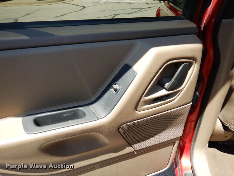 image for item DF4168 2004 Jeep Grand Cherokee SE  SUV