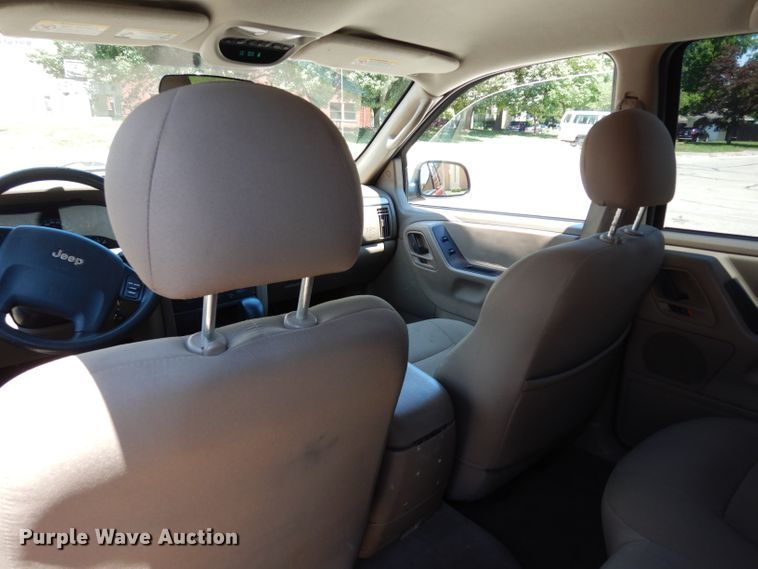 image for item DF4168 2004 Jeep Grand Cherokee SE  SUV