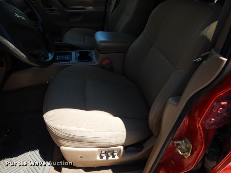 image for item DF4168 2004 Jeep Grand Cherokee SE  SUV