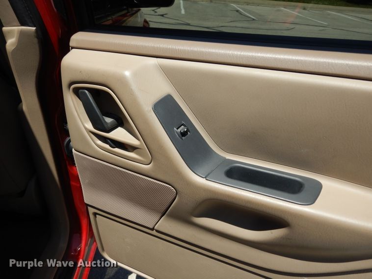 image for item DF4168 2004 Jeep Grand Cherokee SE  SUV