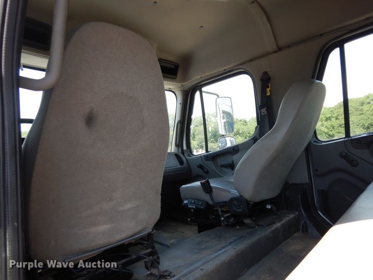 image for item DF4181 2009 Freightliner Business Class M2  service truck