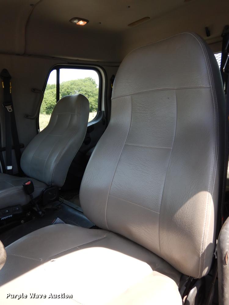 image for item DF4181 2009 Freightliner Business Class M2  service truck