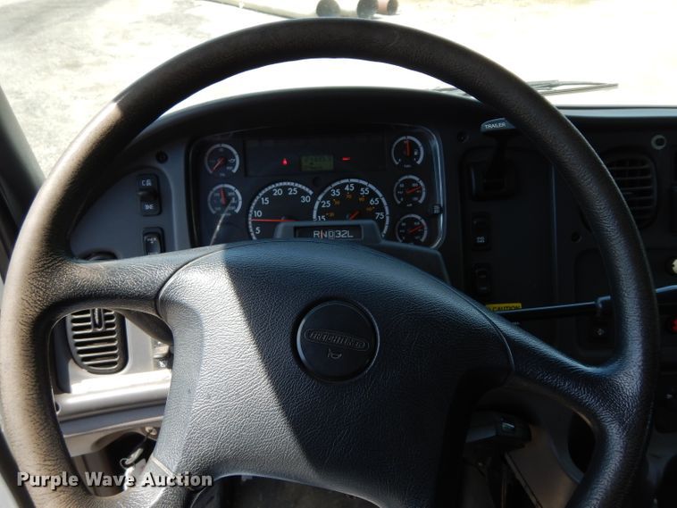 image for item DF4181 2009 Freightliner Business Class M2  service truck