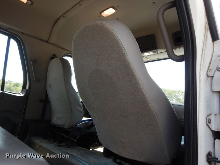 image for item DF4181 2009 Freightliner Business Class M2  service truck