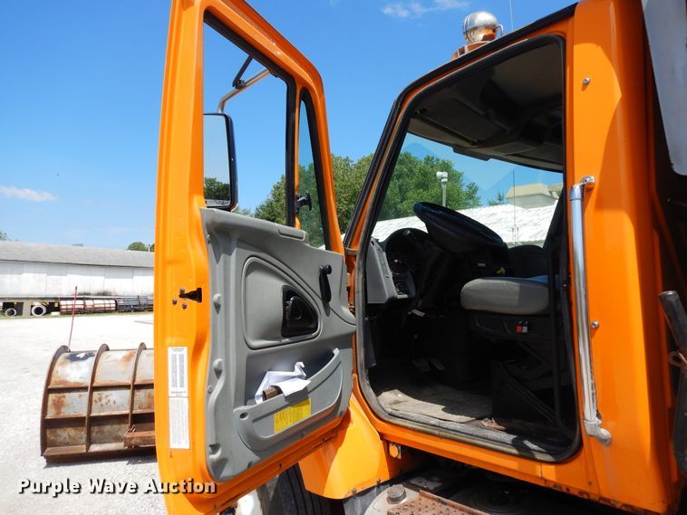 image for item DF5377 2005 International 7400  dump truck