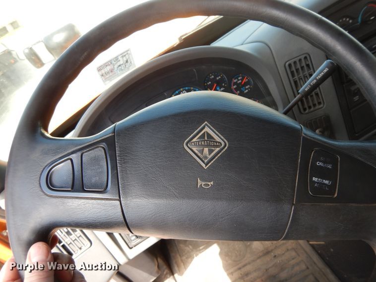 image for item DF5377 2005 International 7400  dump truck