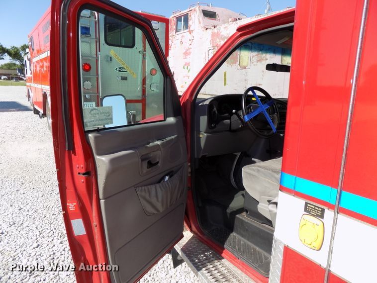 image for item DG2612 2000 Ford Econoline E450 Super Duty  ambulance