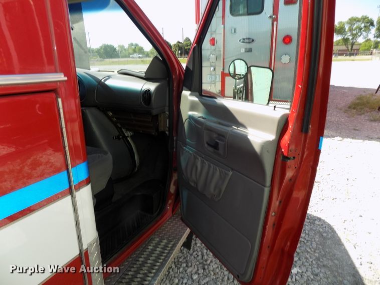 image for item DG2612 2000 Ford Econoline E450 Super Duty  ambulance