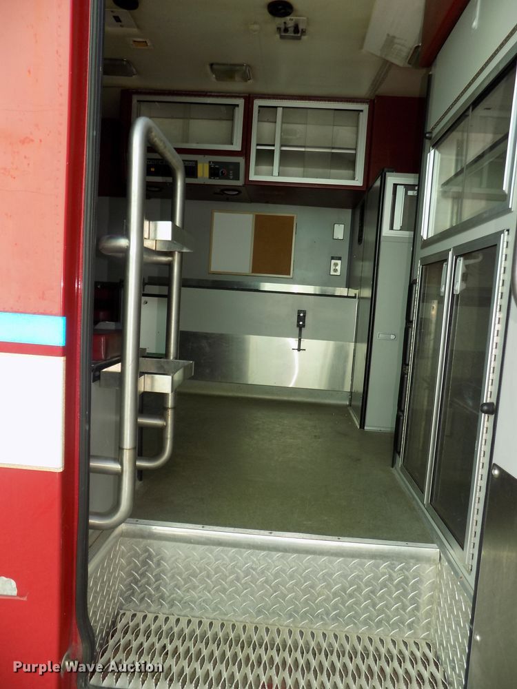 image for item DG2612 2000 Ford Econoline E450 Super Duty  ambulance