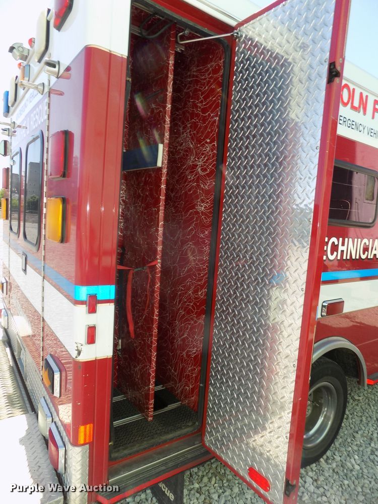 image for item DG2612 2000 Ford Econoline E450 Super Duty  ambulance