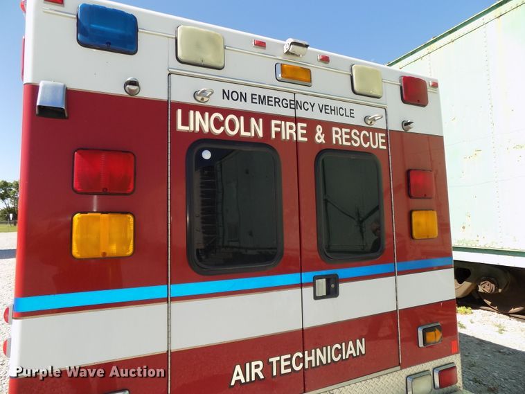 image for item DG2612 2000 Ford Econoline E450 Super Duty  ambulance
