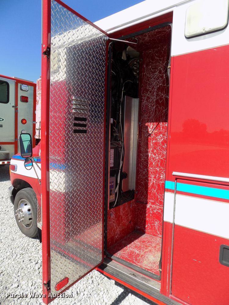 image for item DG2612 2000 Ford Econoline E450 Super Duty  ambulance