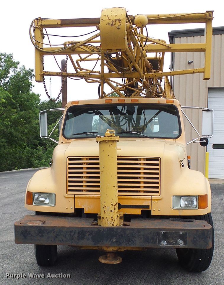 image for item DG5738 1993 International 4900  drilling rig truck