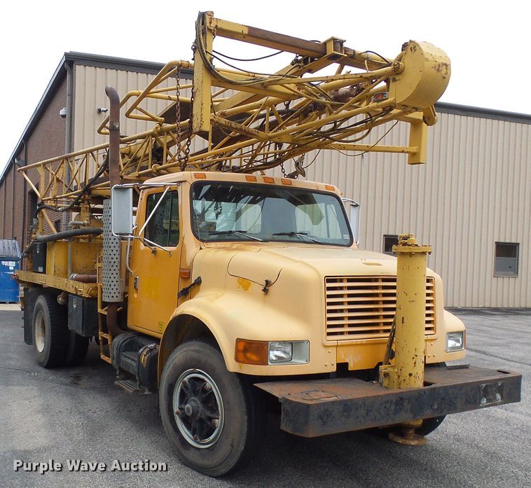image for item DG5738 1993 International 4900  drilling rig truck