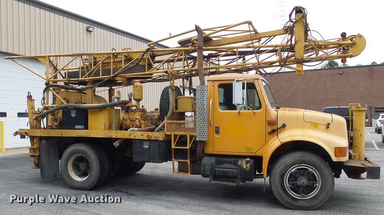image for item DG5738 1993 International 4900  drilling rig truck