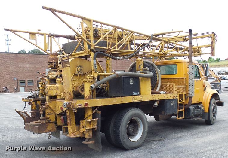 image for item DG5738 1993 International 4900  drilling rig truck
