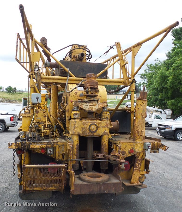 image for item DG5738 1993 International 4900  drilling rig truck