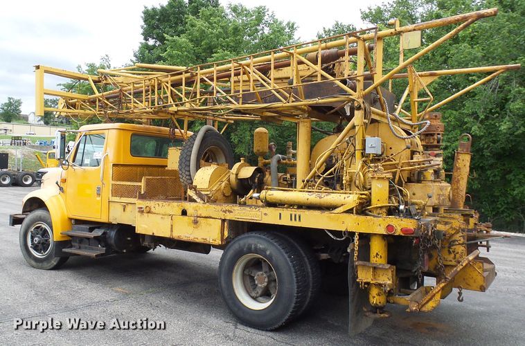 image for item DG5738 1993 International 4900  drilling rig truck