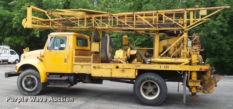 image for item DG5738 1993 International 4900  drilling rig truck