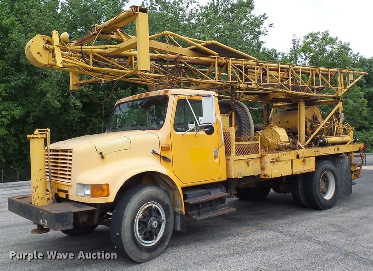 image for item DG5738 1993 International 4900  drilling rig truck