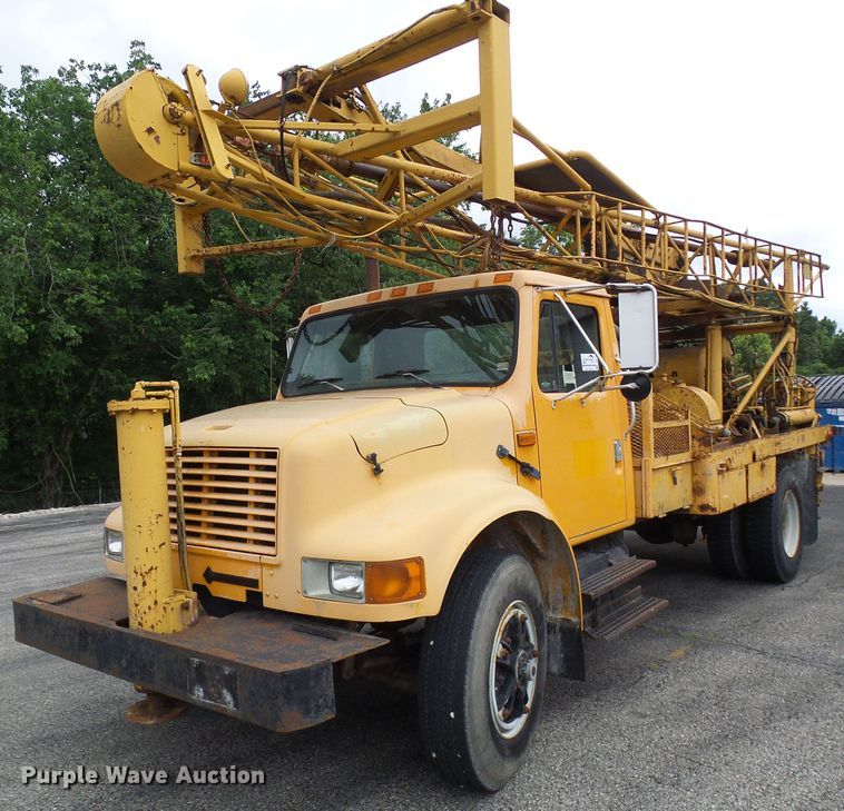 image for item DG5738 1993 International 4900  drilling rig truck