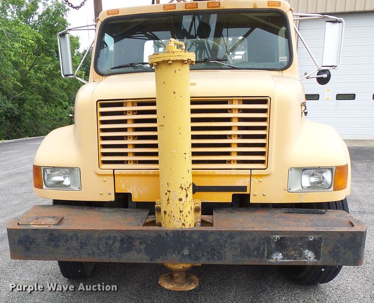image for item DG5738 1993 International 4900  drilling rig truck