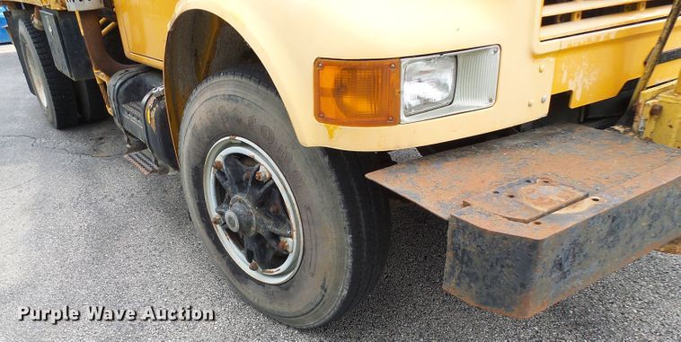 image for item DG5738 1993 International 4900  drilling rig truck