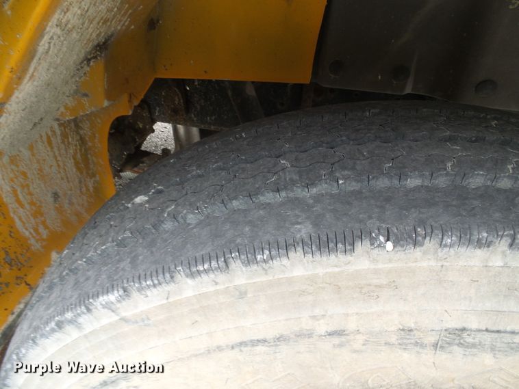 image for item DG5738 1993 International 4900  drilling rig truck