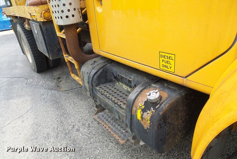 image for item DG5738 1993 International 4900  drilling rig truck