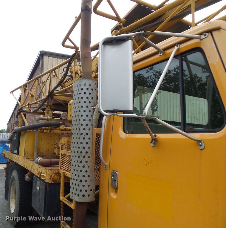 image for item DG5738 1993 International 4900  drilling rig truck