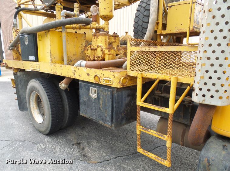 image for item DG5738 1993 International 4900  drilling rig truck