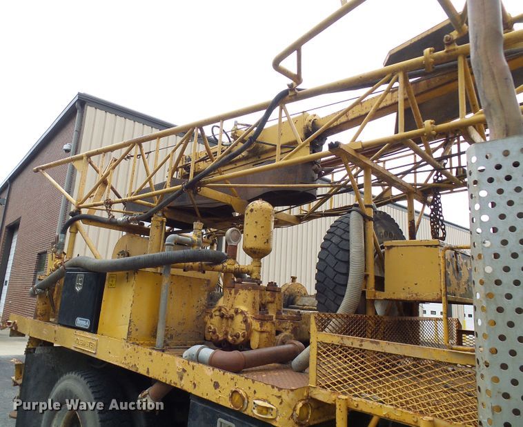 image for item DG5738 1993 International 4900  drilling rig truck