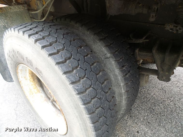 image for item DG5738 1993 International 4900  drilling rig truck