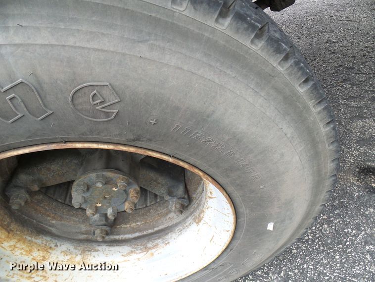 image for item DG5738 1993 International 4900  drilling rig truck