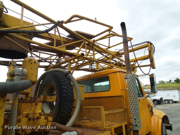 image for item DG5738 1993 International 4900  drilling rig truck