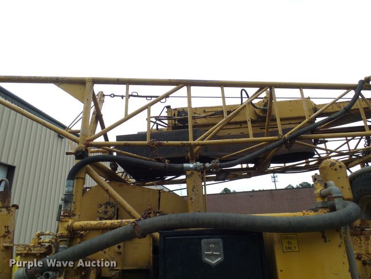 image for item DG5738 1993 International 4900  drilling rig truck