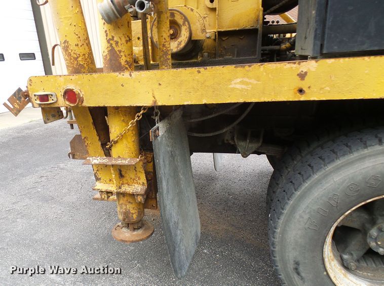 image for item DG5738 1993 International 4900  drilling rig truck