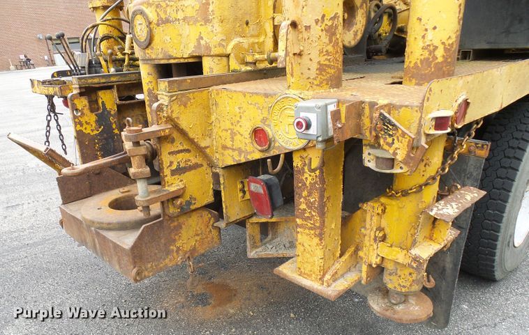 image for item DG5738 1993 International 4900  drilling rig truck