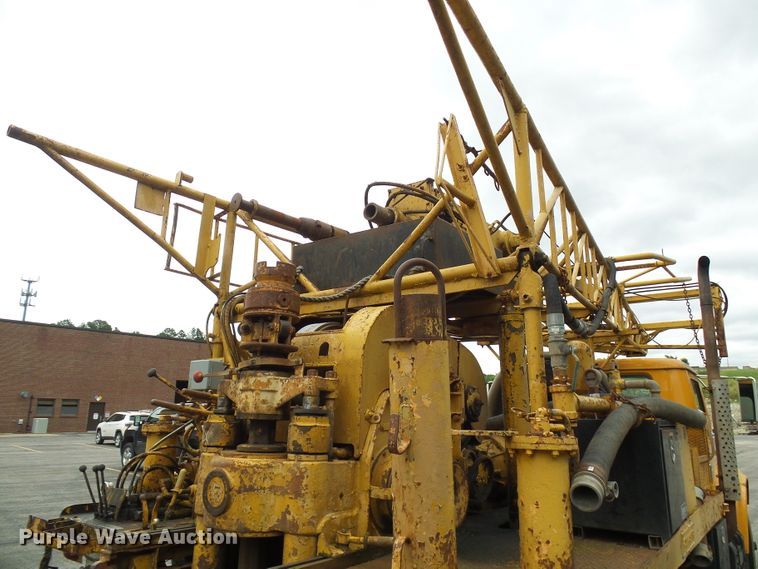 image for item DG5738 1993 International 4900  drilling rig truck
