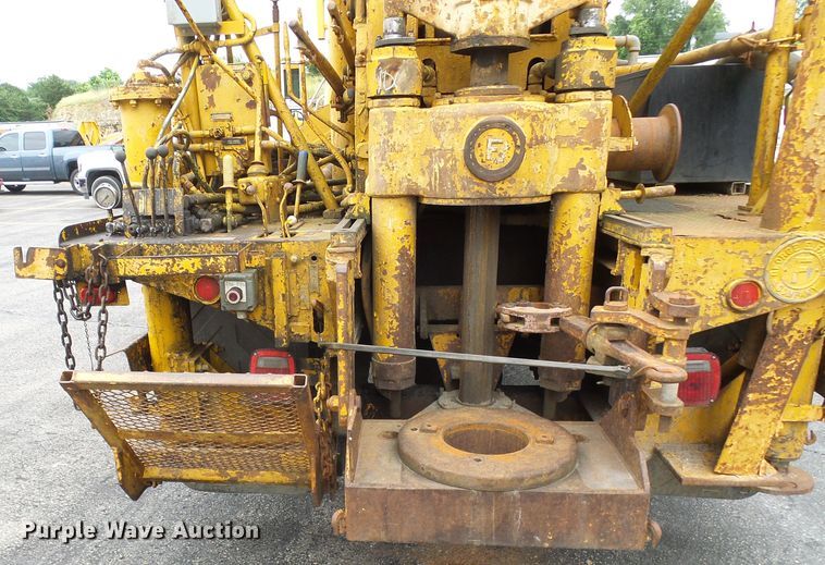 image for item DG5738 1993 International 4900  drilling rig truck