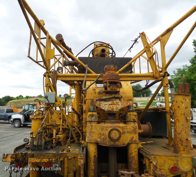 image for item DG5738 1993 International 4900  drilling rig truck