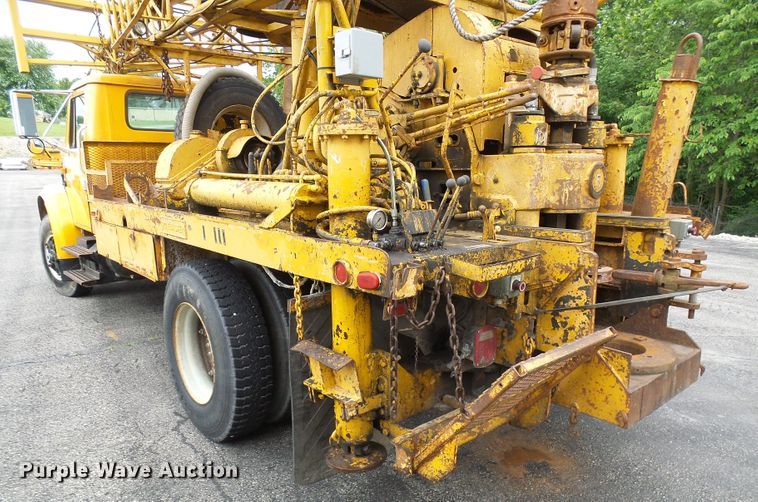 image for item DG5738 1993 International 4900  drilling rig truck