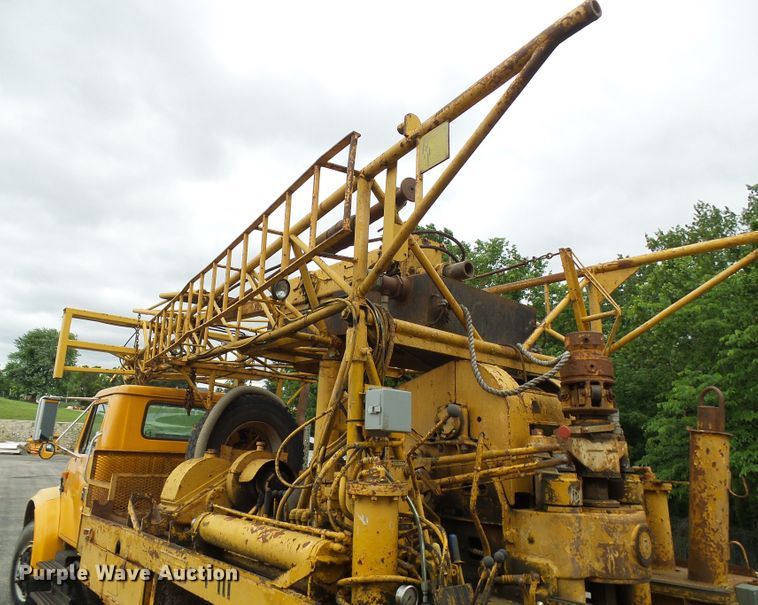 image for item DG5738 1993 International 4900  drilling rig truck