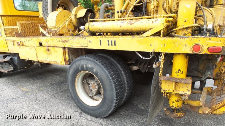 image for item DG5738 1993 International 4900  drilling rig truck