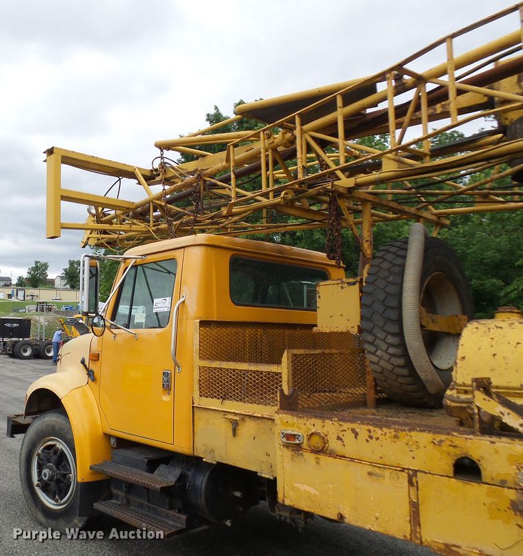 image for item DG5738 1993 International 4900  drilling rig truck
