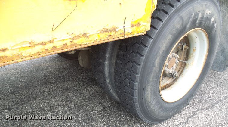 image for item DG5738 1993 International 4900  drilling rig truck