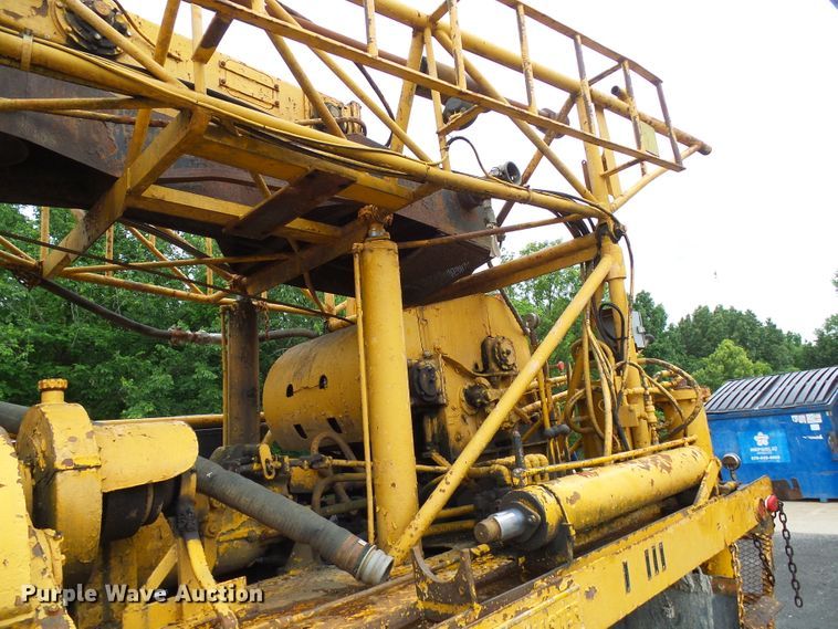 image for item DG5738 1993 International 4900  drilling rig truck